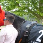 galopeur avec un bonnet rouge